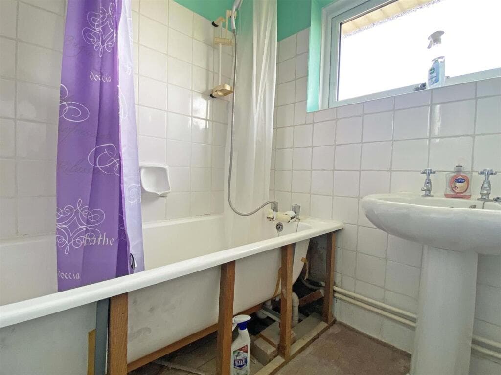 Ashurst Drive, Springfield, Chelmsford - Image 9