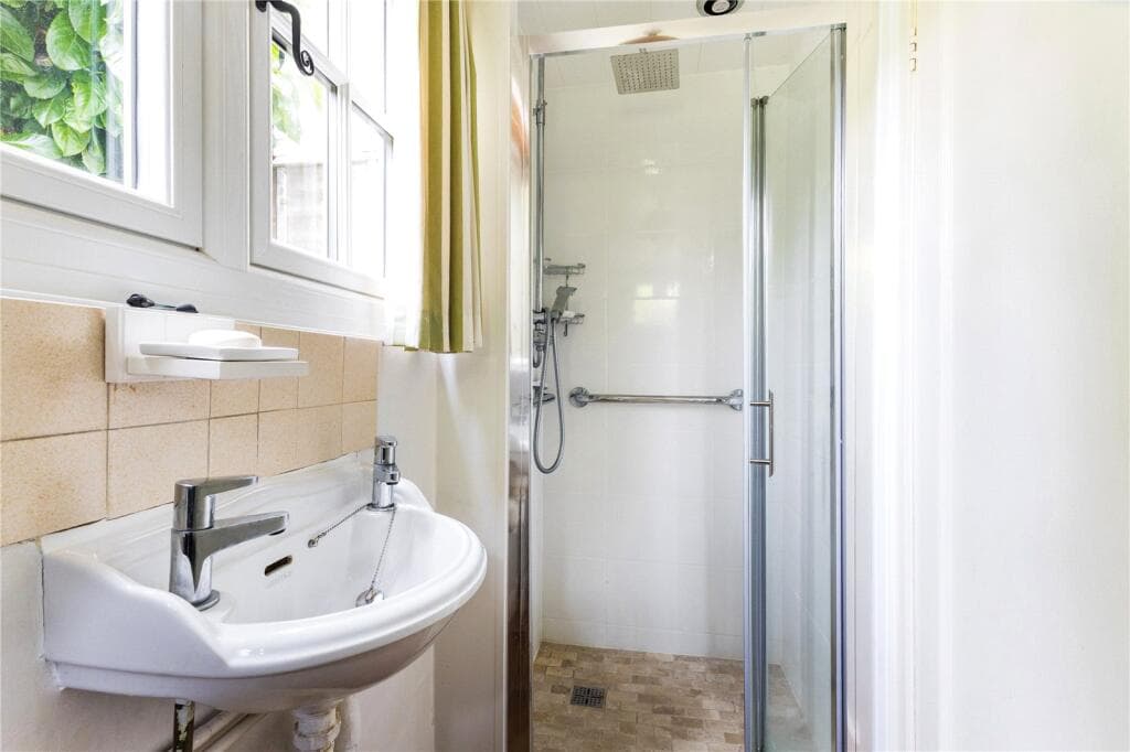 Marlow Road, Bourne End, Buckinghamshire, SL8 - Image 11