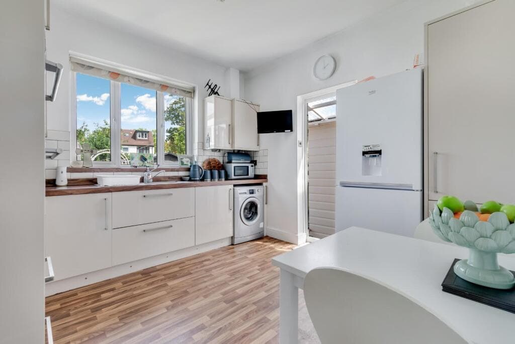 Meadow Walk, Ewell Court - Image 6