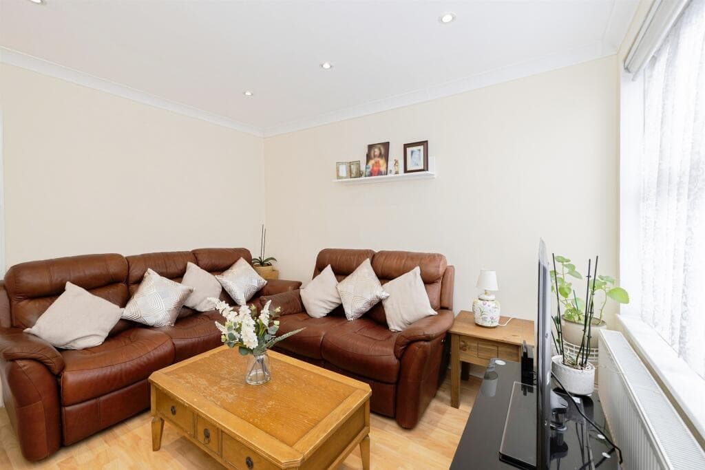 Holywell Road, Watford - Image 2