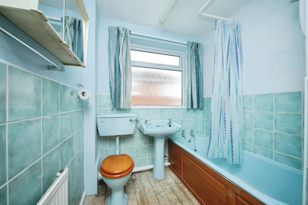 Claremont Drive, Taunton - Image 8