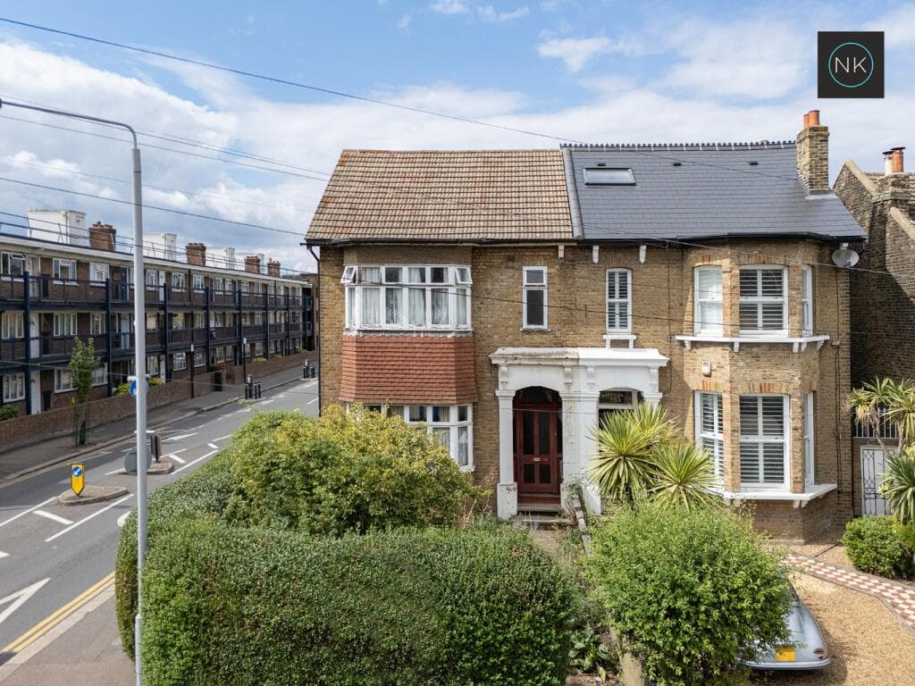 View property at Hainault Road, Leytonstone, London, E11 1EU