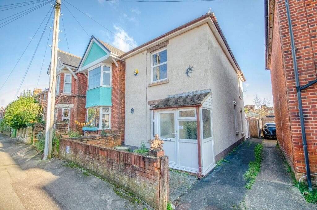 View property at Macnaghten Road, Southampton, Hampshire, SO18 1GJ