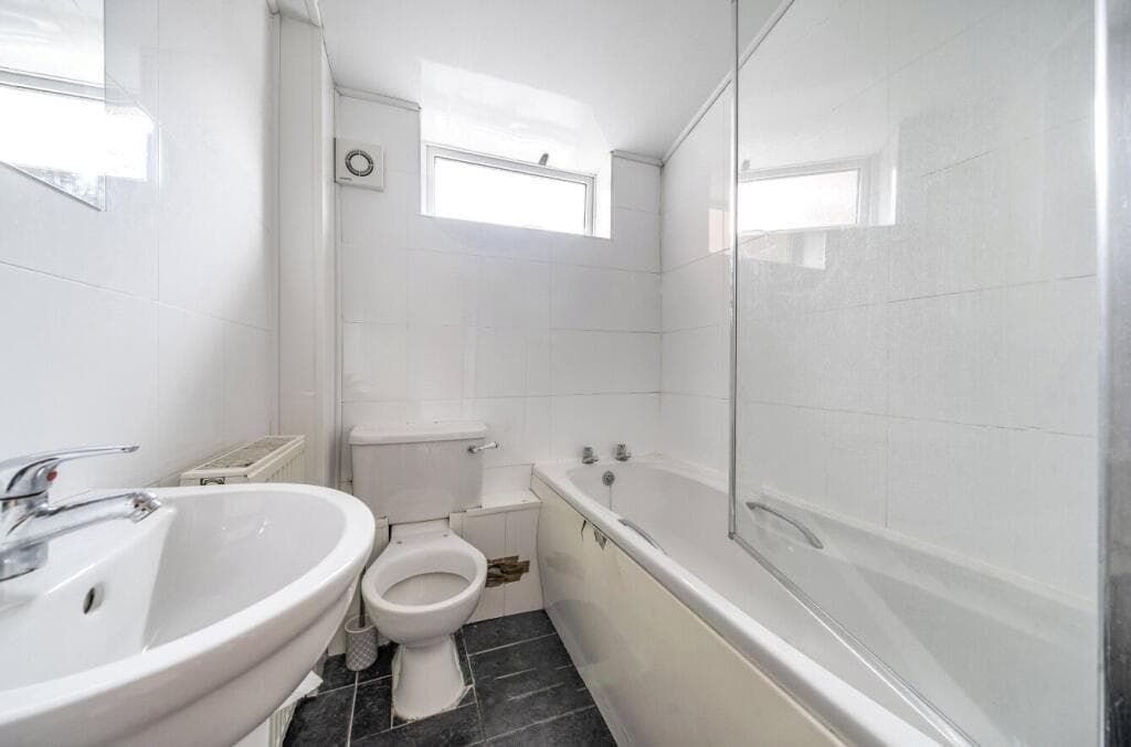 Pembroke Street, Bedford, Bedfordshire - Image 9