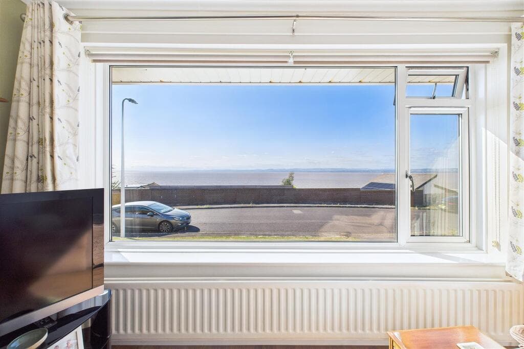 Prominent position of Portishead hillside - Image 4