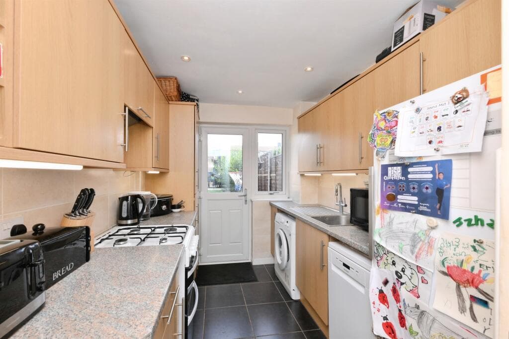 Fallowfield, Stevenage - Image 3