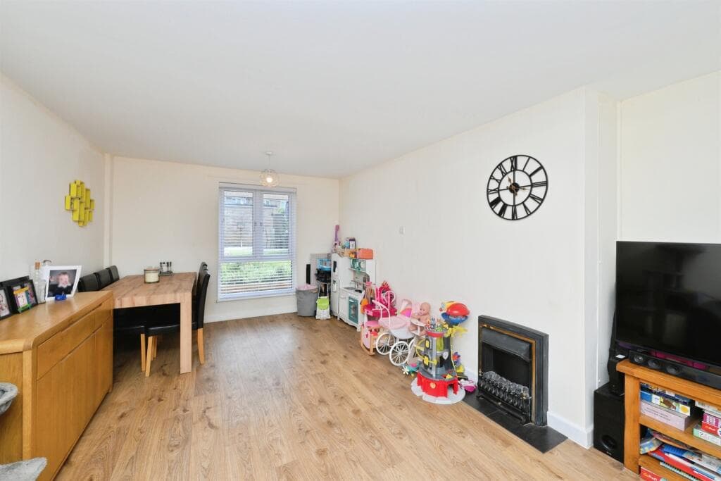 Fallowfield, Stevenage - Image 4