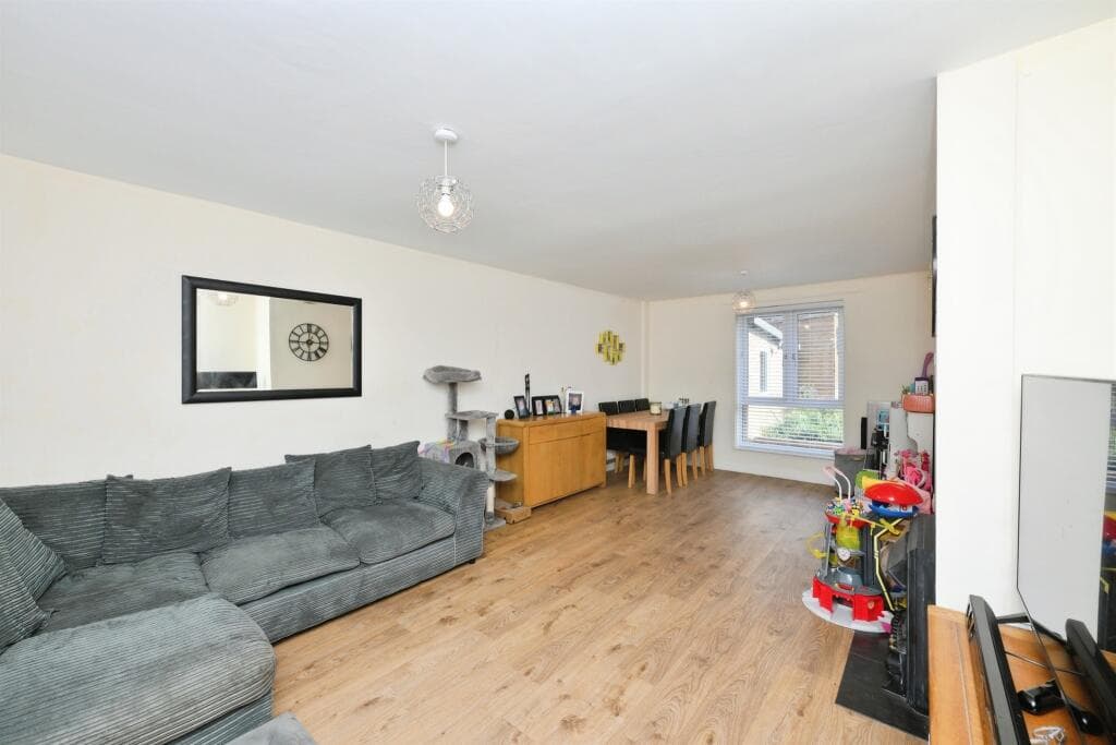 Fallowfield, Stevenage - Image 5