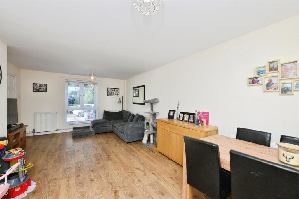 Fallowfield, Stevenage - Image 6