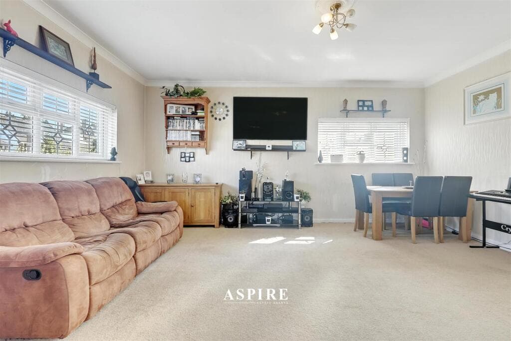 VIDEO PRESENTATION INSIDE - Woodlands Road, Hockley - Image 5