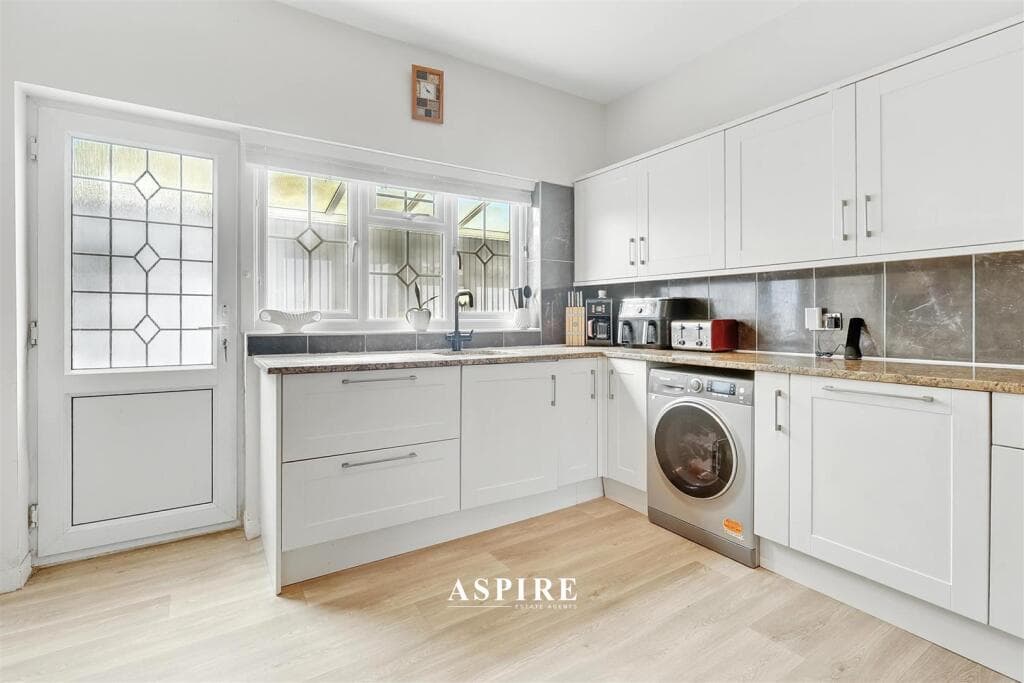 VIDEO PRESENTATION INSIDE - Woodlands Road, Hockley - Image 9