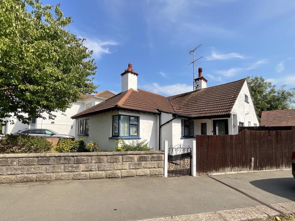 Sandleigh Road, Leigh-on-Sea - Image 1