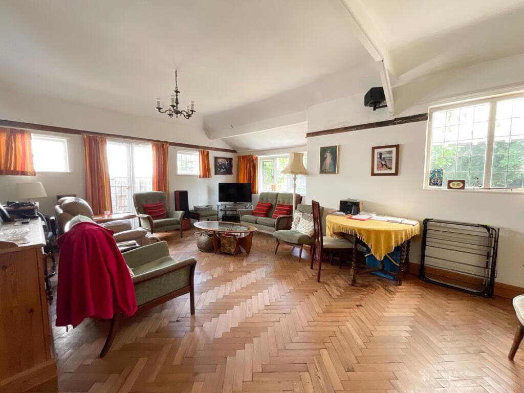 Sandleigh Road, Leigh-on-Sea - Image 4