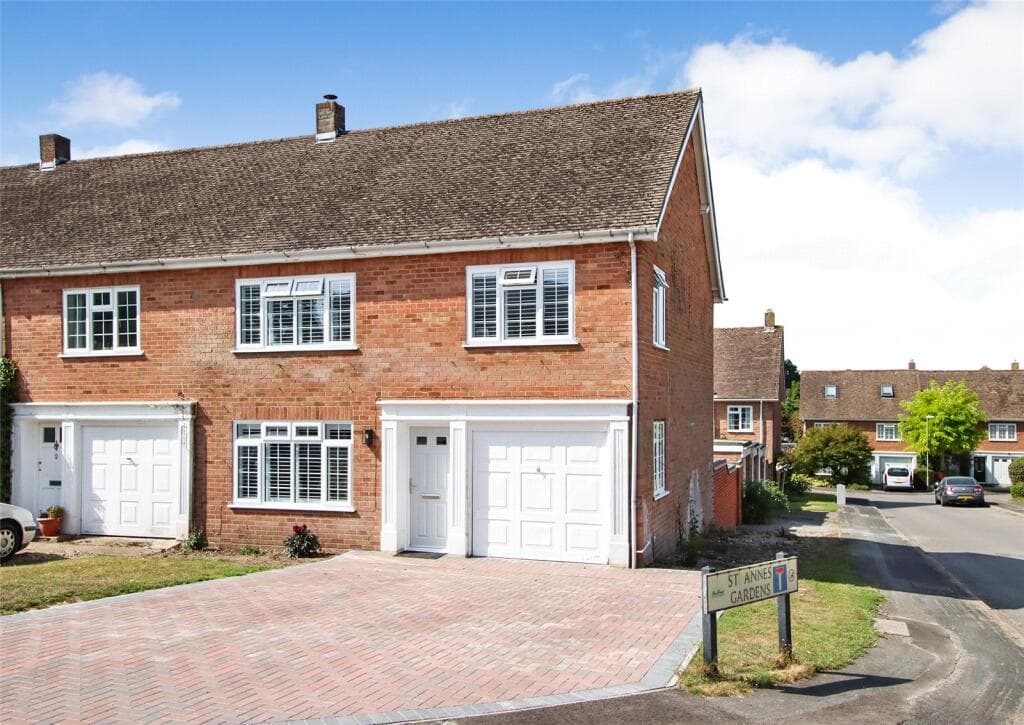 View property at St Annes Gardens, Lymington, Hampshire, SO41