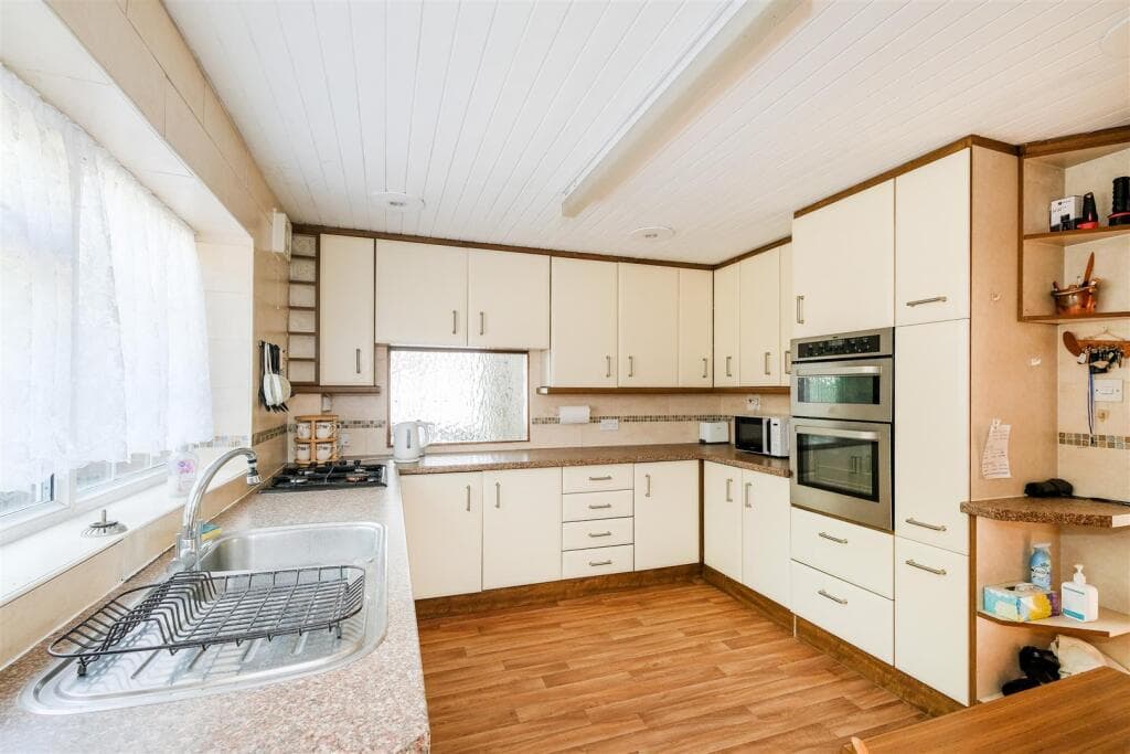 Pole Hill Road, North Chingford - Image 9
