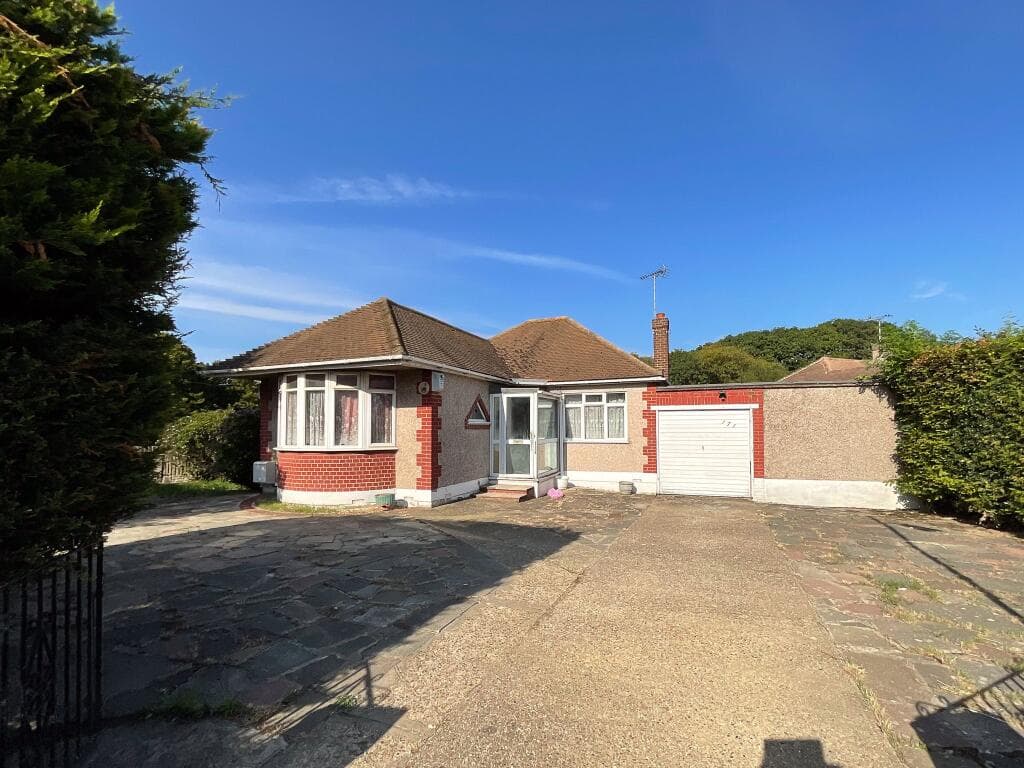 View property at The Fairway, Leigh-on-Sea