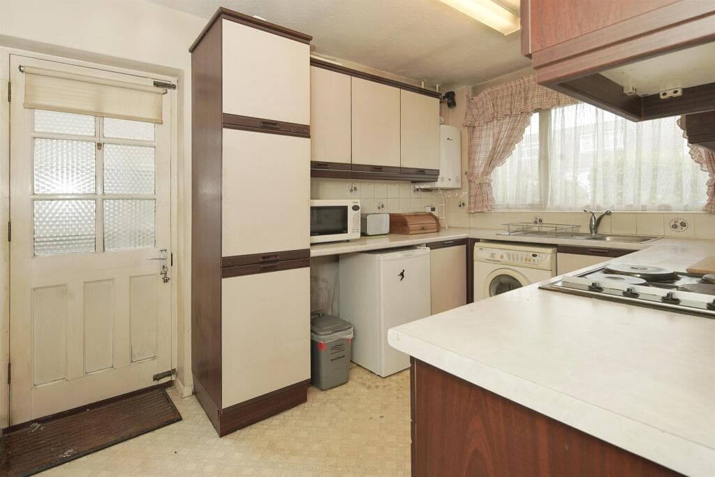 Arundel Road West, Peacehaven - Image 11