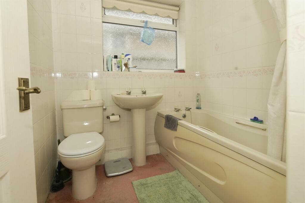Arundel Road West, Peacehaven - Image 3