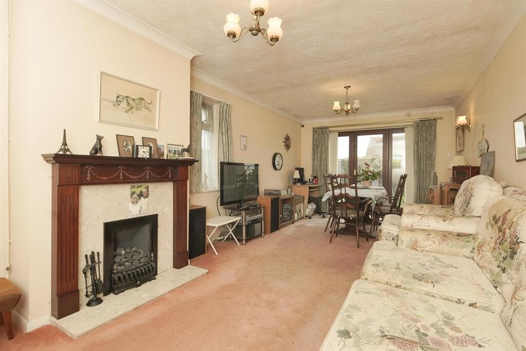 Arundel Road West, Peacehaven - Image 4