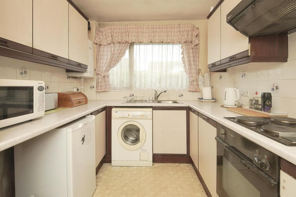 Arundel Road West, Peacehaven - Image 5