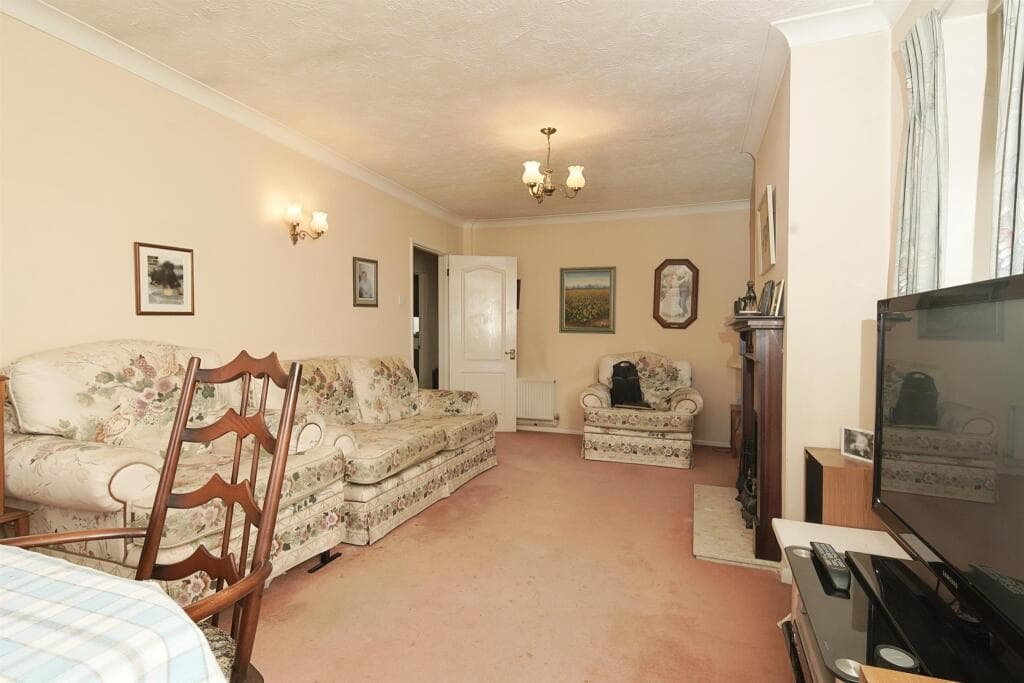 Arundel Road West, Peacehaven - Image 7