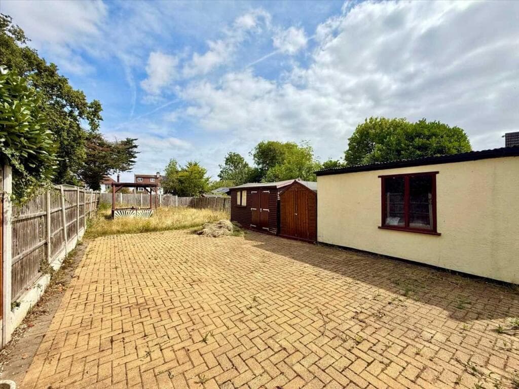 Westcliff on Sea * LARGER THAN AVERAGE REAR GARDEN * - Image 2
