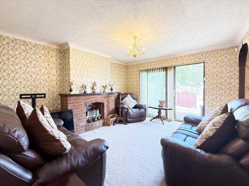 Westcliff on Sea * LARGER THAN AVERAGE REAR GARDEN * - Image 4