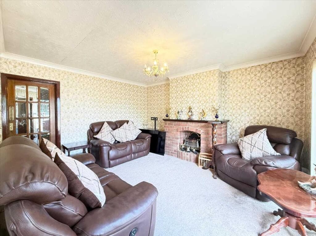 Westcliff on Sea * LARGER THAN AVERAGE REAR GARDEN * - Image 5
