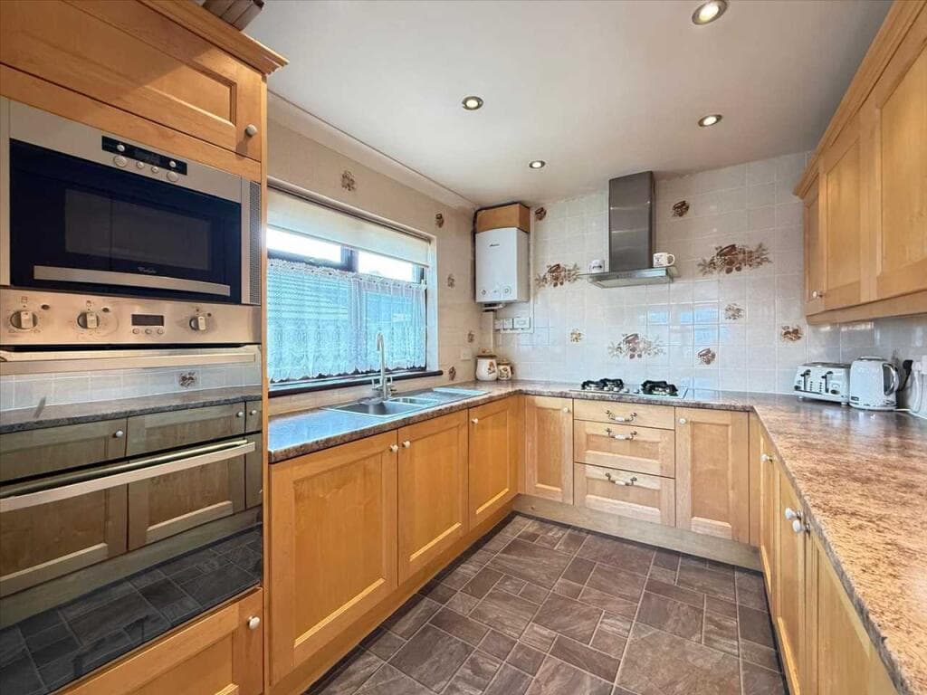 Westcliff on Sea * LARGER THAN AVERAGE REAR GARDEN * - Image 6