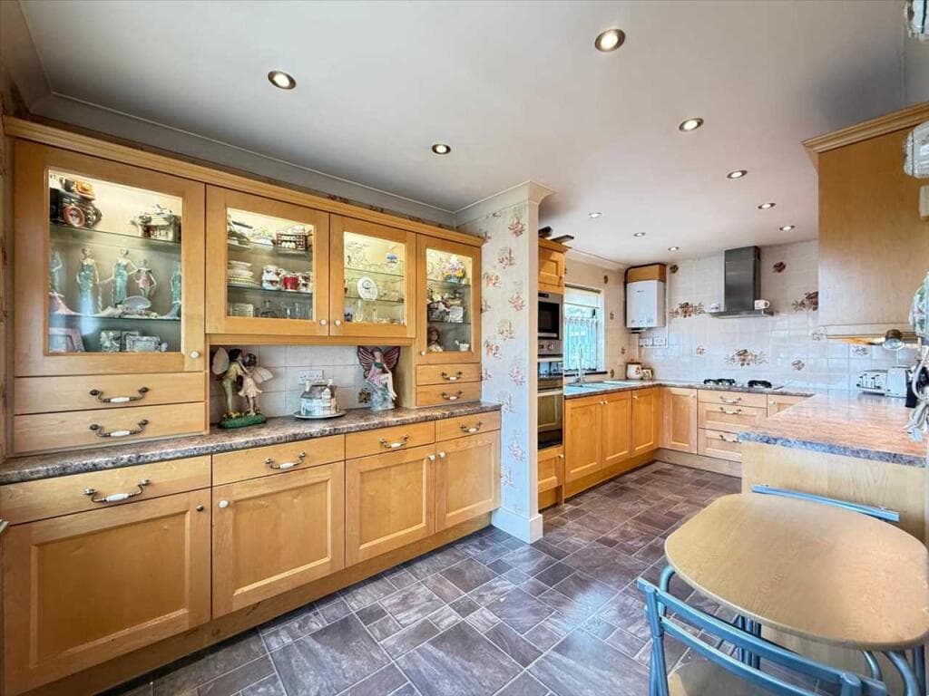 Westcliff on Sea * LARGER THAN AVERAGE REAR GARDEN * - Image 7