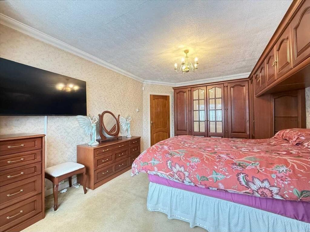 Westcliff on Sea * LARGER THAN AVERAGE REAR GARDEN * - Image 9
