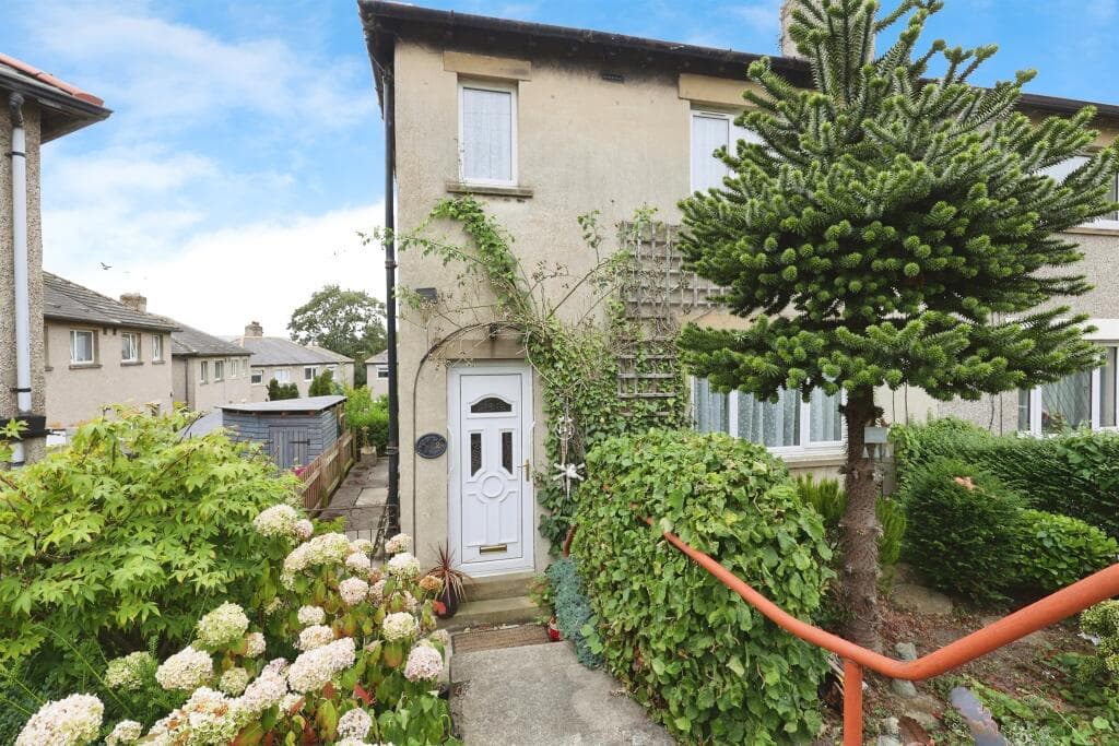 View property at Kingsley Crescent, Baildon, SHIPLEY