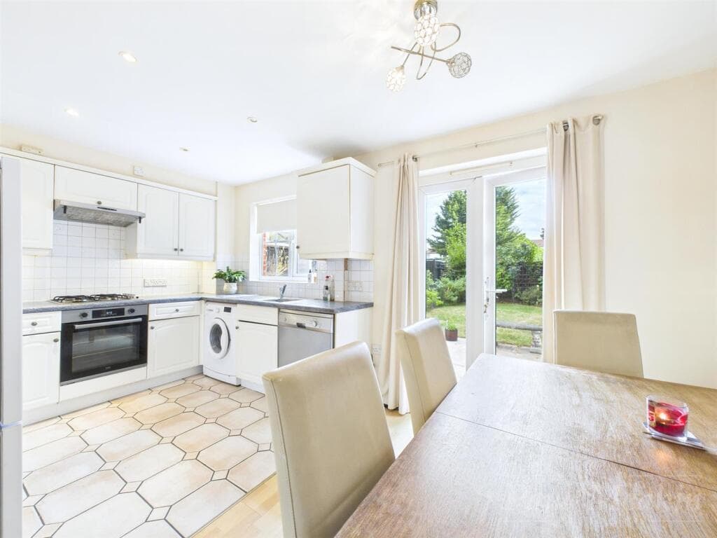 Amberwood Close, Wallington - Image 11