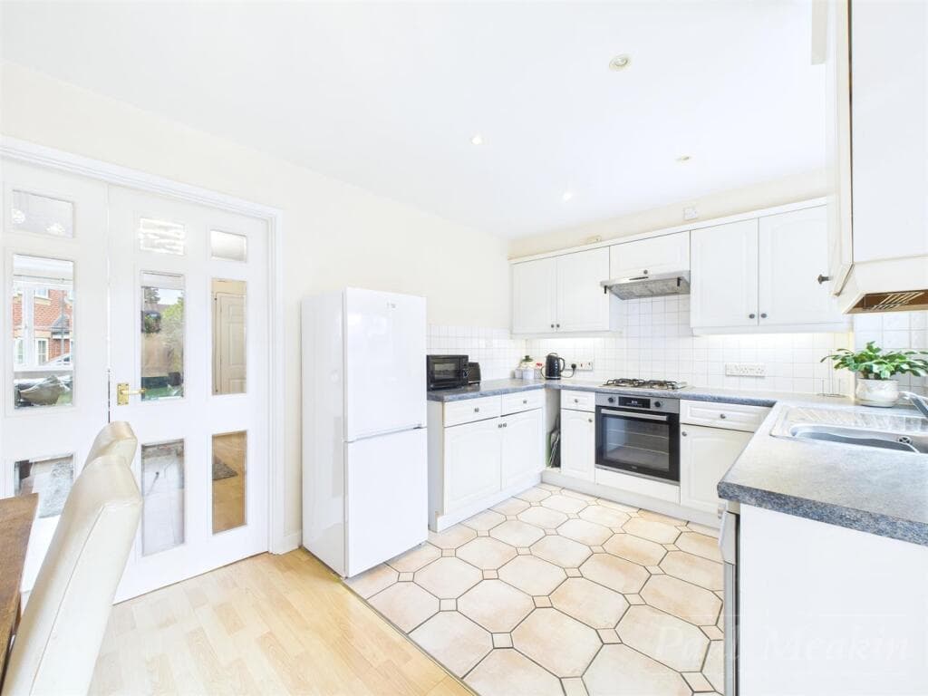 Amberwood Close, Wallington - Image 4