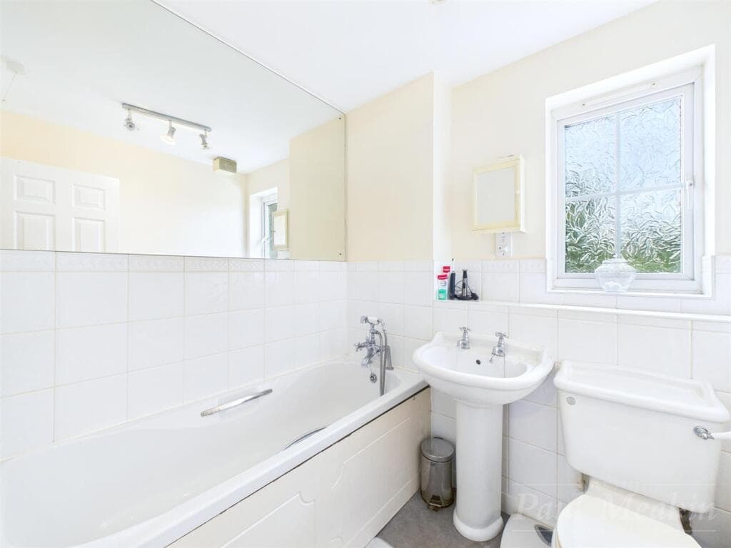 Amberwood Close, Wallington - Image 7