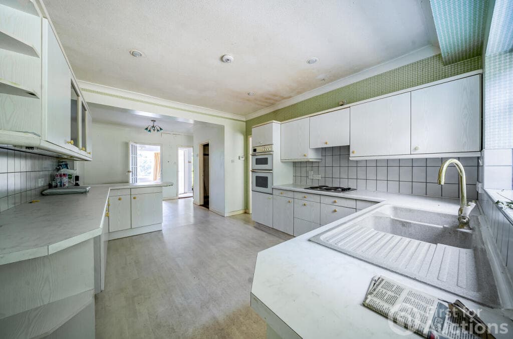 The Crescent, High Wycombe - Image 8