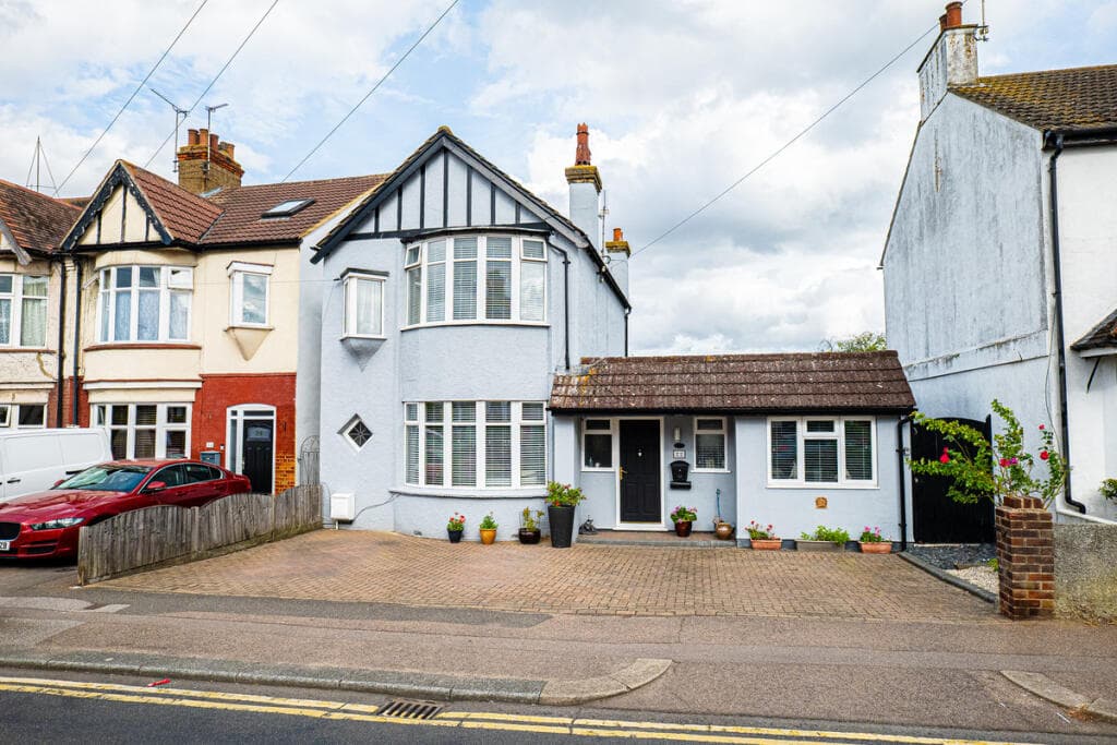 View property at Elmsleigh Drive, Leigh-on-sea, SS9