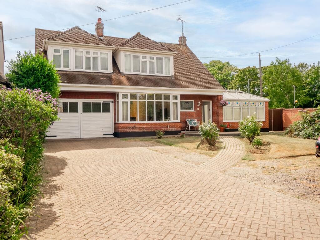 View property at Victoria Road, Rayleigh, SS6