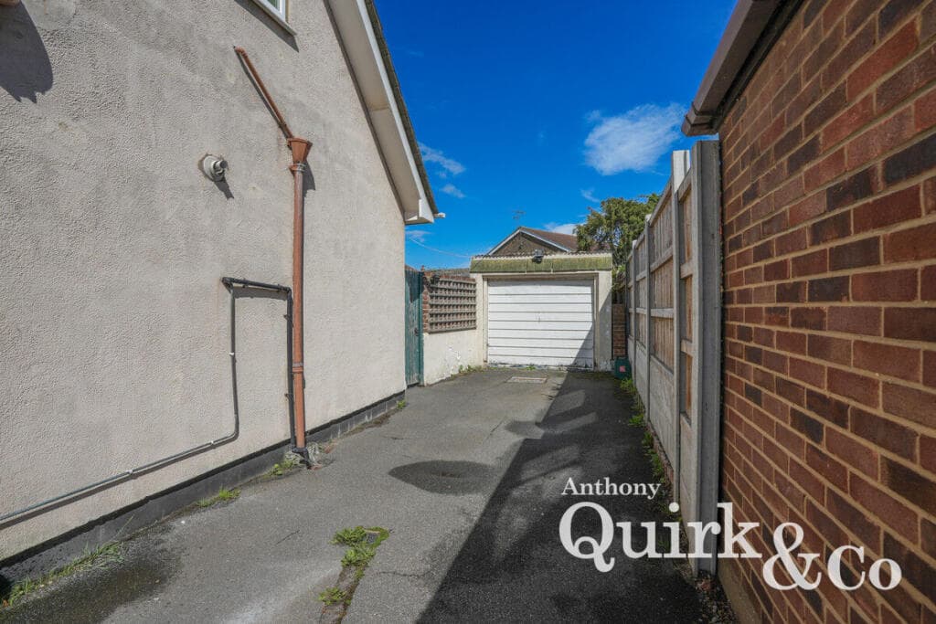 Thorney Bay Road, Canvey Island, SS8 - Image 2