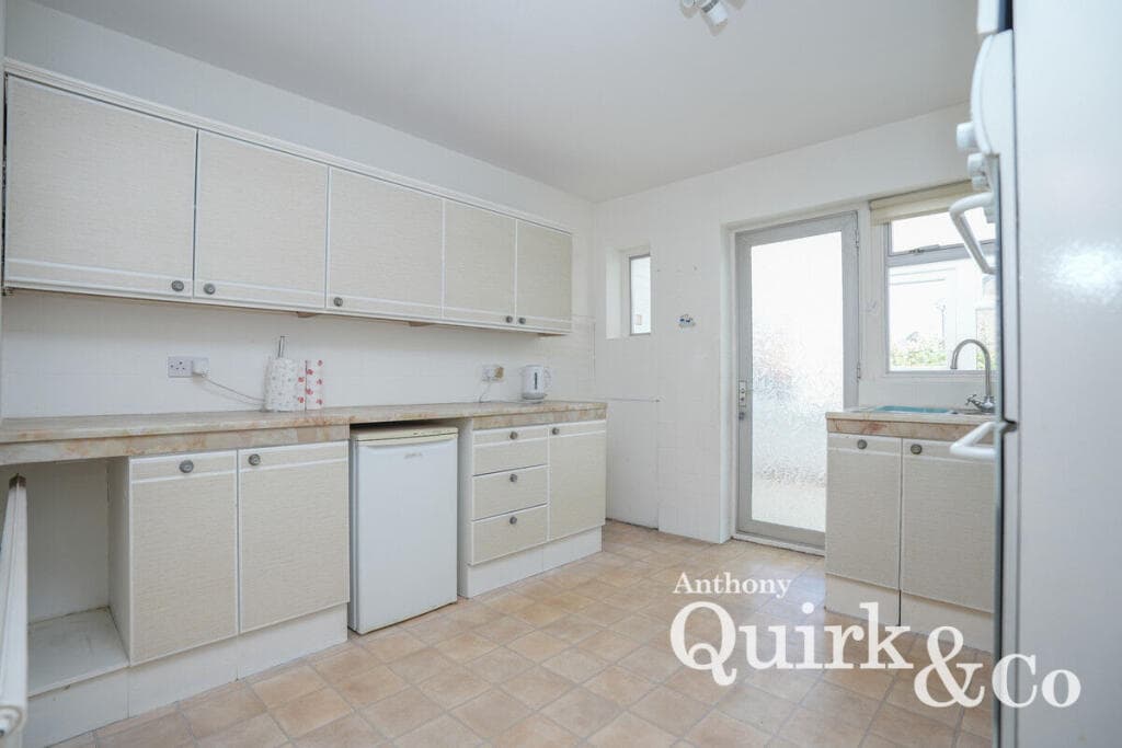 Thorney Bay Road, Canvey Island, SS8 - Image 5