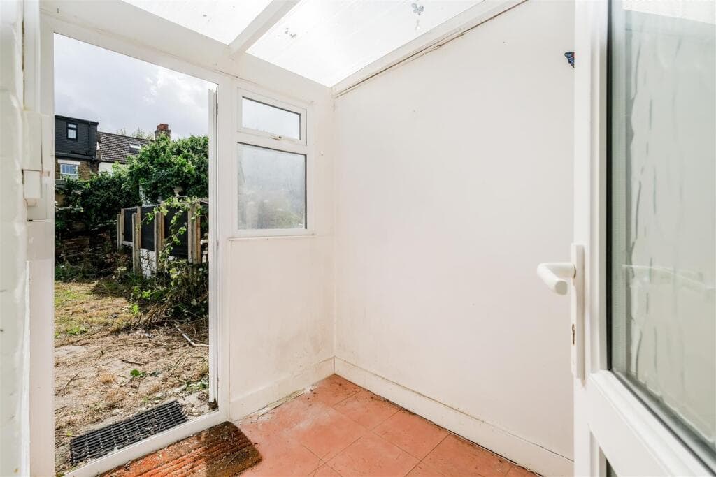 Montpelier Gardens, East Ham - Image 10