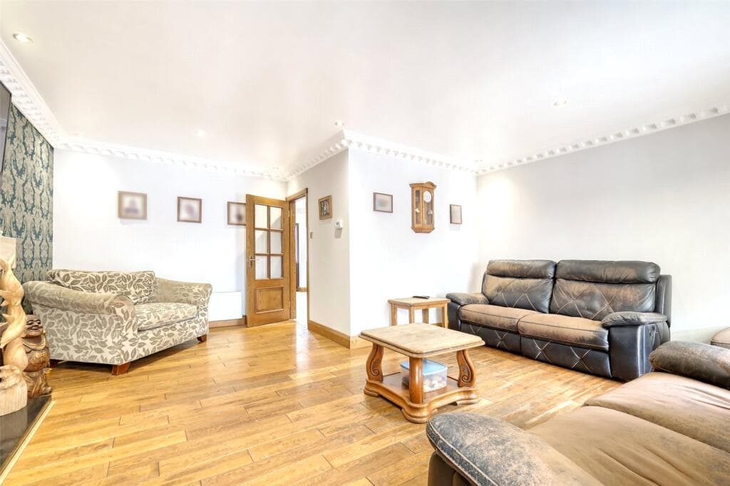 Bommel Avenue, Canvey Island, Essex, SS8 - Image 3