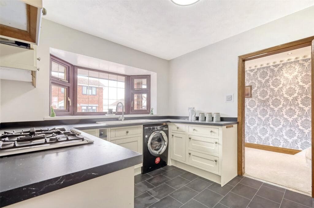 Bommel Avenue, Canvey Island, Essex, SS8 - Image 4
