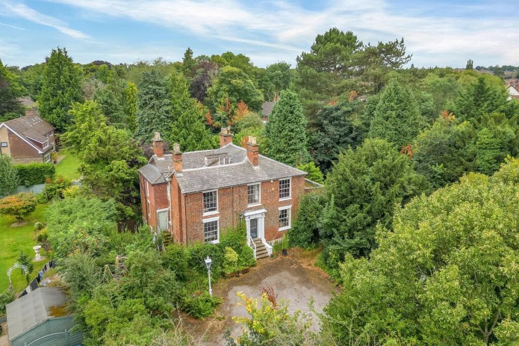 View property at Hawthorns, 27 Newport Road, Stafford, Staffordshire, ST16 1BH