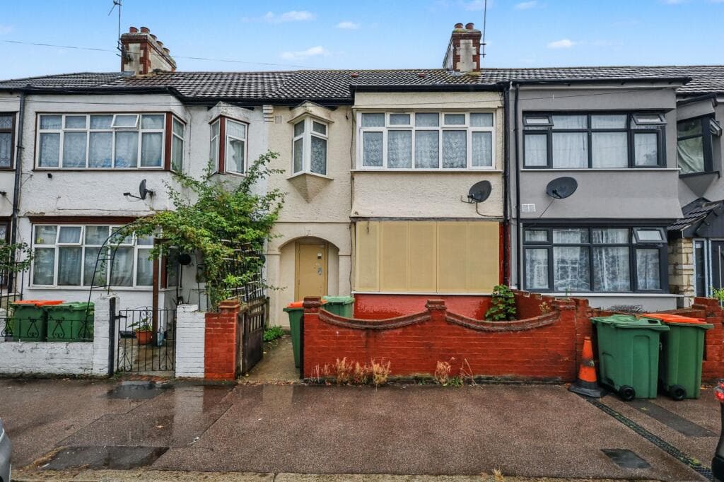 View property at 162 Lawrence Avenue, Manor Park, London, E12 5QP