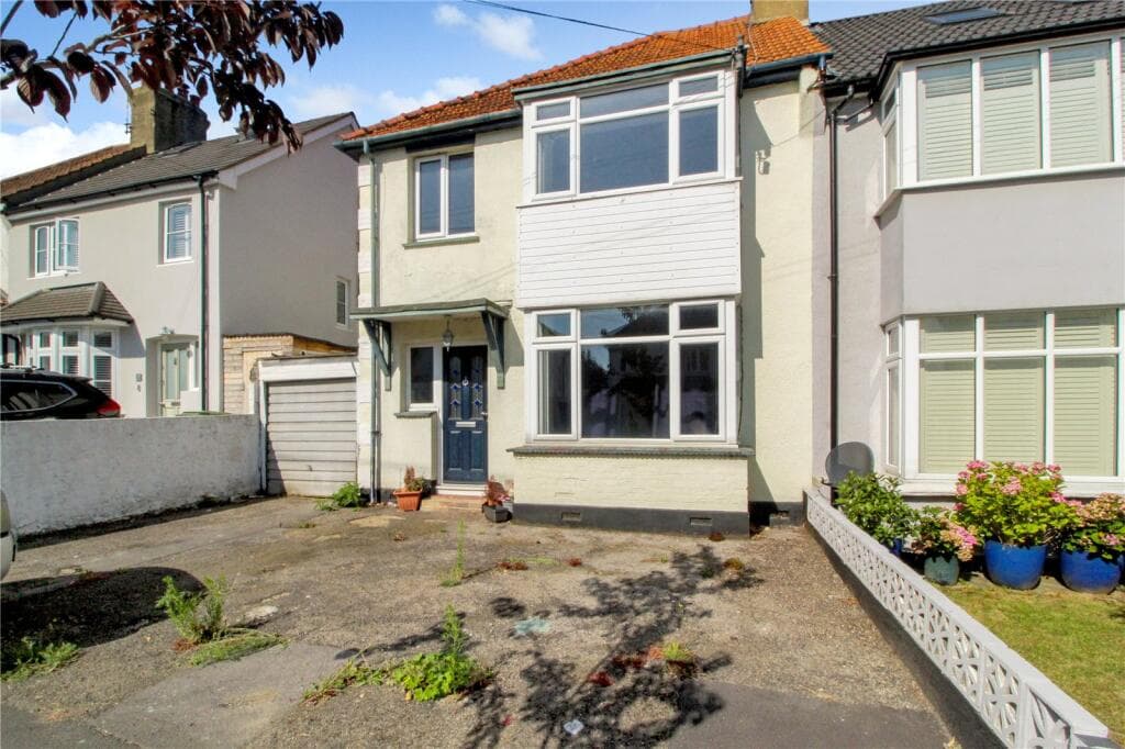 View property at Edinburgh Avenue, Leigh-on-Sea, Essex, SS9
