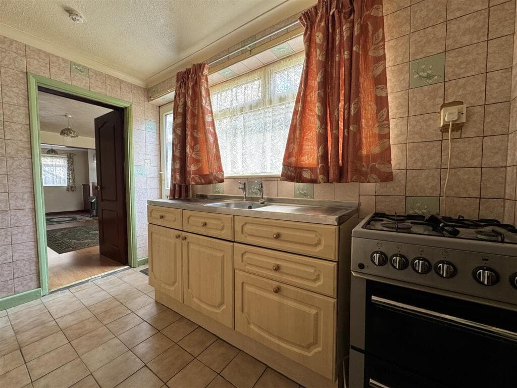 Avening Street, Swindon - Image 8
