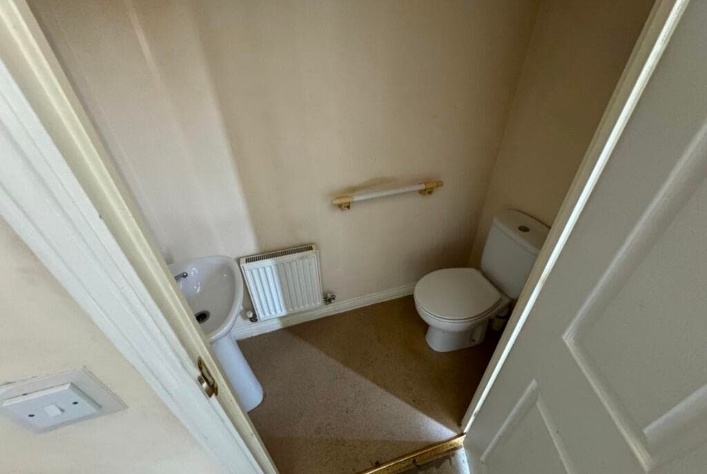 Manor House Close, SN4 - Image 8