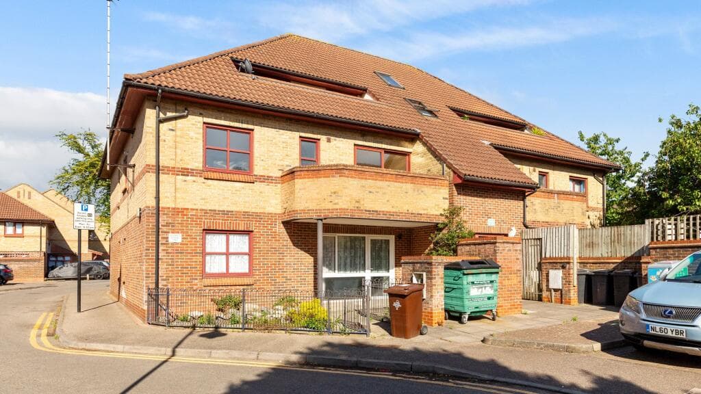 View property at 16 Longfellow Road, Walthamstow, London, E17 8DP