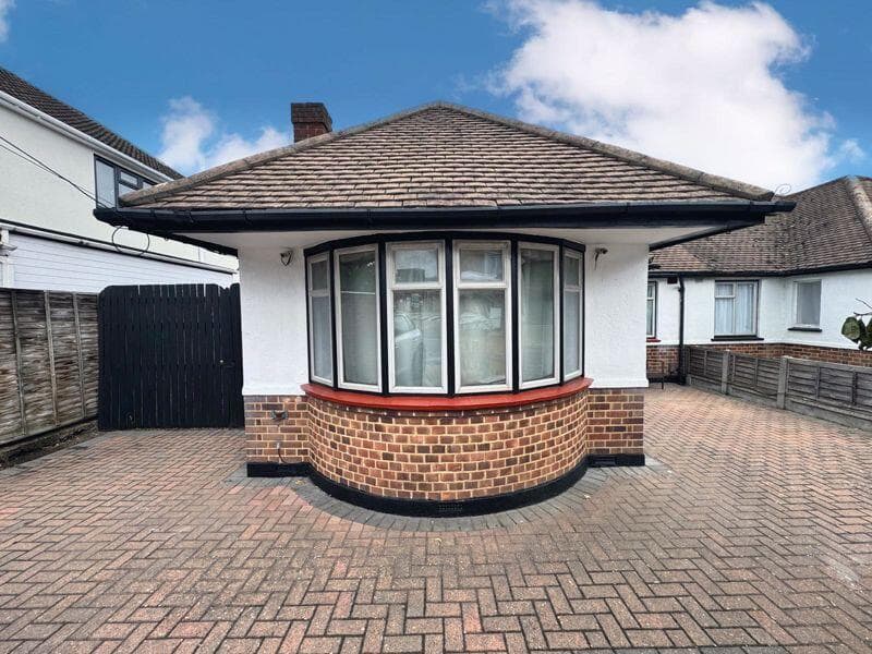 View property at Carlingford Drive, Westcliff-On-Sea